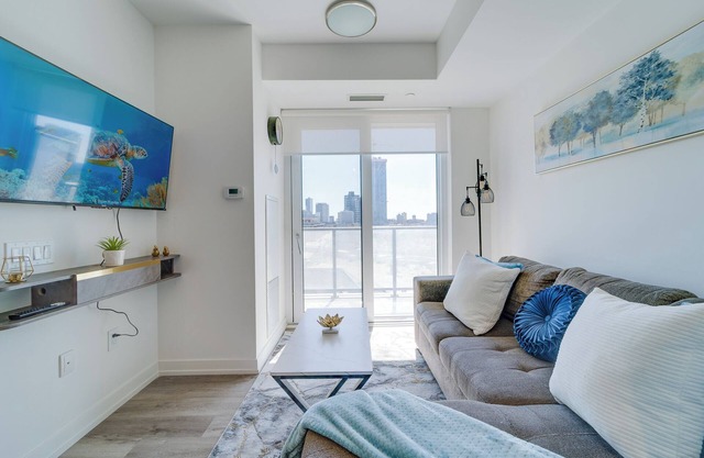 Modern Downtown Condo w/Gym