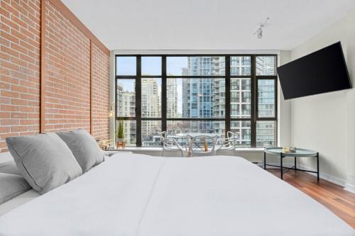 Modern Downtown Condo near Granville Street for 5 Guests