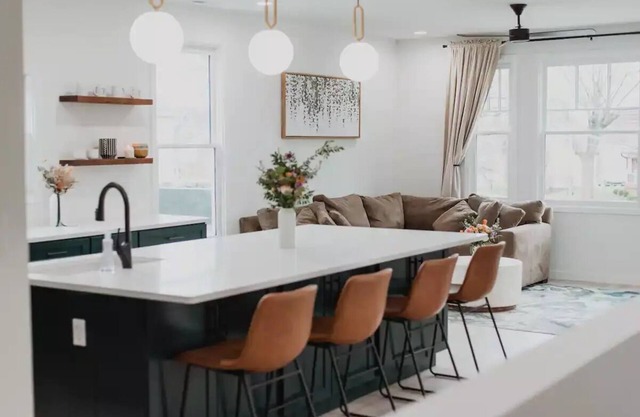 Modern Downtown Indy Apt - King Bed, Patio & Cute Flower Shop Below