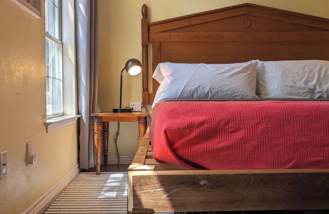 Modern Eco-Friendly Townhouse; Walk to Park & Recreation King Bed