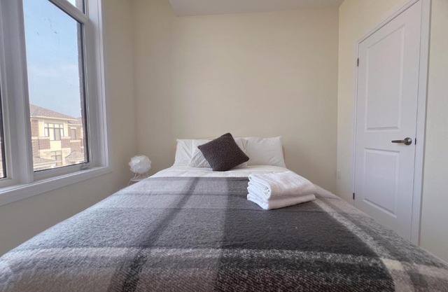 Modern entire house close to Costco convenient stay