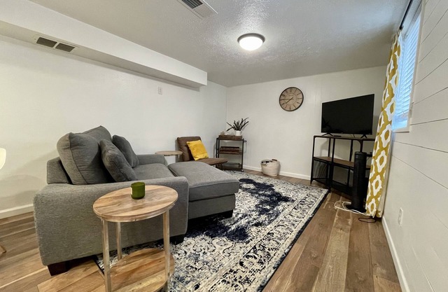 Modern escape walk to Sloans Lake, 10 mins to downtown Denver, 1 carport