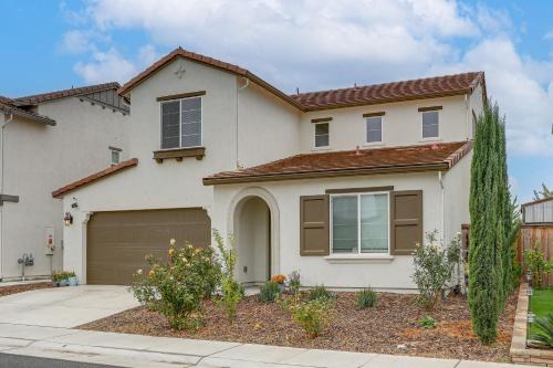 Modern Family Home in Suburbs of Sacramento!