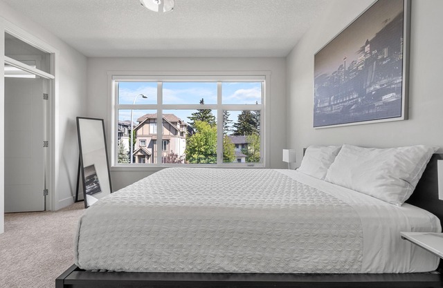 Modern family-sized house close to 17th Ave and downtown