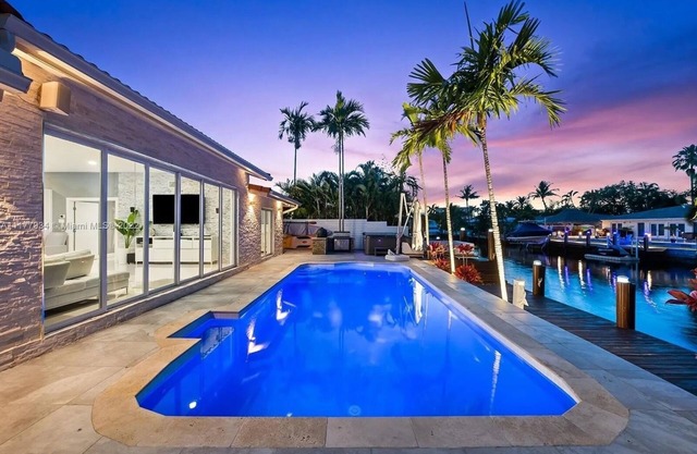 Modern - Heated pool - intercostal views