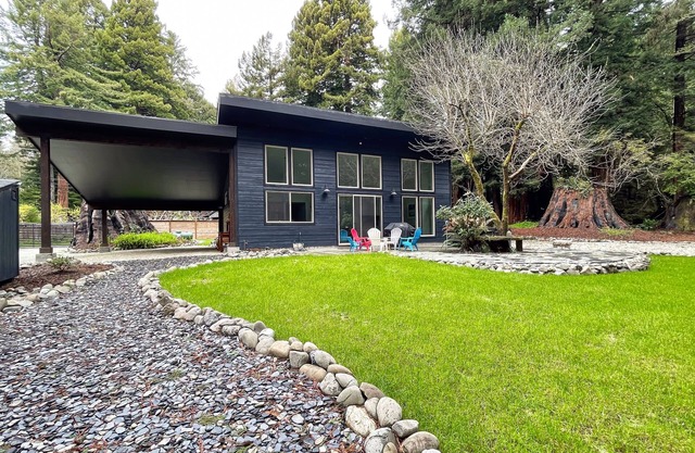 Modern home in idyllic setting - pvt. yard w/gas grill - close to beach & hiking