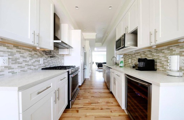 MODERN HOME NEAR CAPITOL HILL ** WALK TO METRO SUBWAY