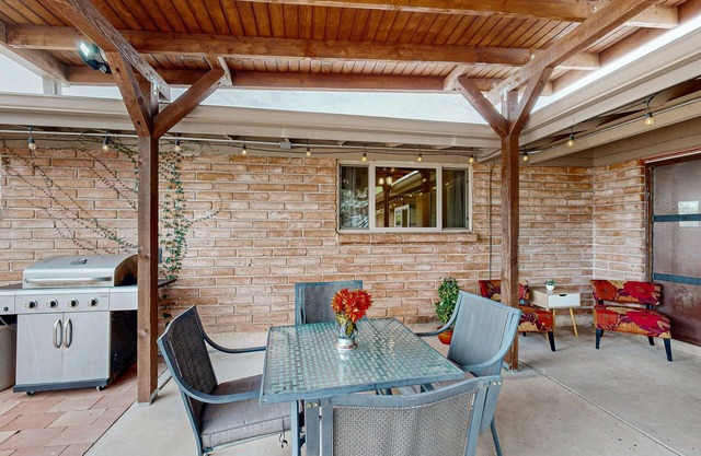 Modern Home w/Casita, foosball and pool tables, patios, BBQ grills, fire pits