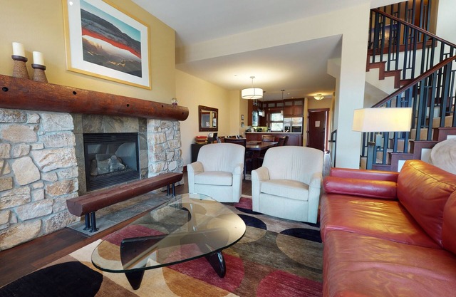 Modern Home with Mountain Views. Private Hot Tub, Gas Grill & Washer/Dryer