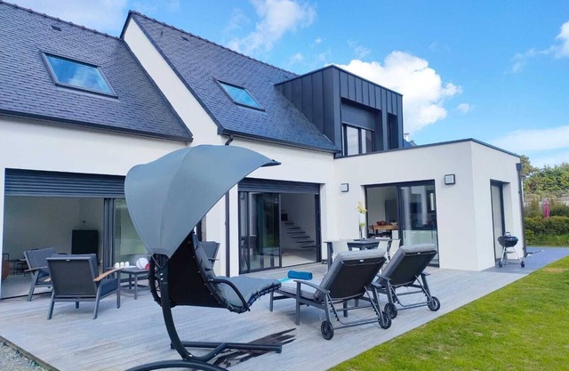 Modern house 3 minutes walk from the beach