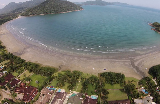 Modern house a stone's throw from the quiet beach of Ubatuba