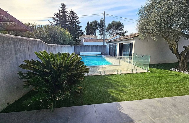 Modern house in Avignon with large swimming pool