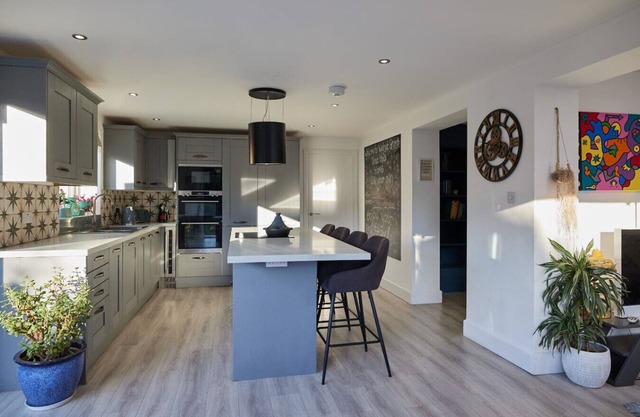 Modern house sleeps 10, cinema/games room, hot tub