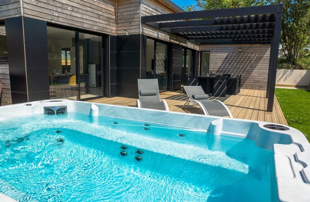 Modern house with great facilities and a large jacuzzi