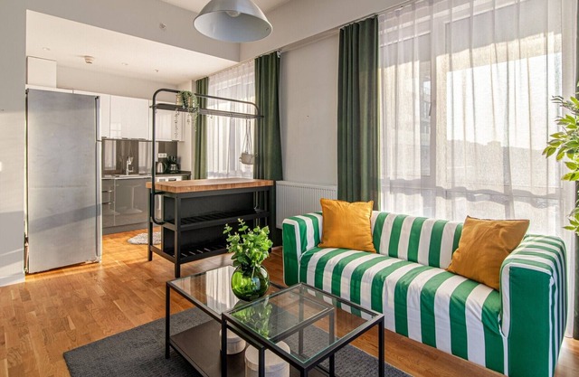 Modern Istanbul Flat, 10 Min to Airport Metro