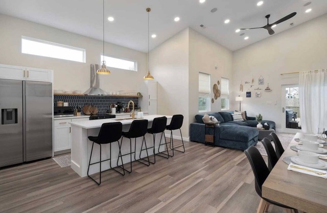 Modern Lake House 3 Blocks from the Lake!