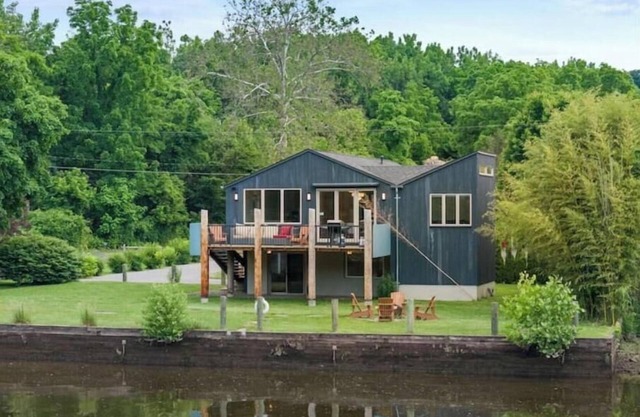 Modern Lakefront Retreat