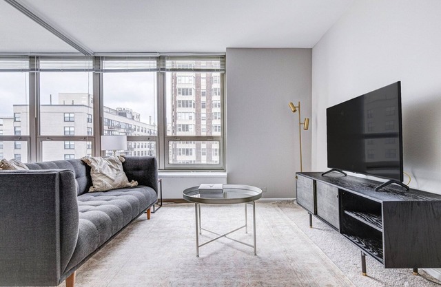 Modern Lakeview 1BR w/Gym, Pool, 1 block to Lincoln Park, by Blueground