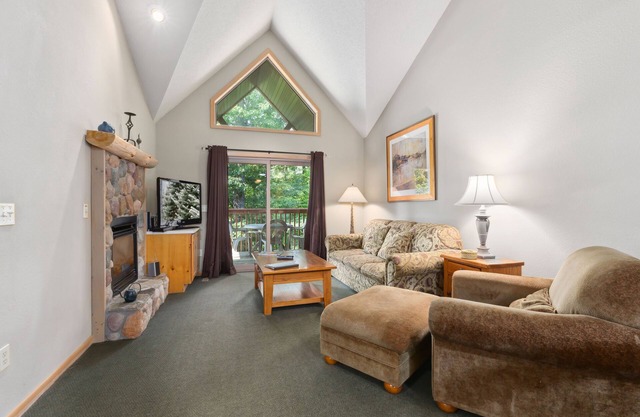 Modern Lakeview Apt w/Fireplace