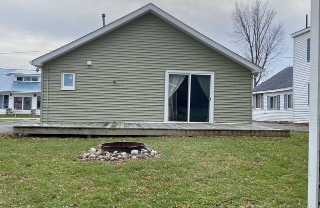 Modern Lakeview Cabin by Beach and Park