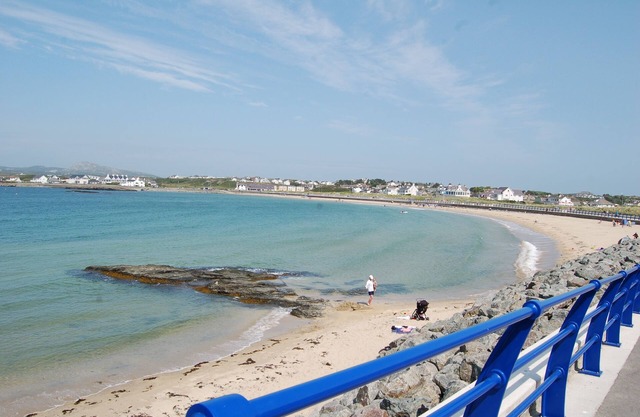 Modern Large Apartment, Spectacular Sea Views.