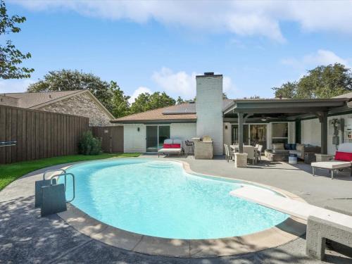 Modern Luxury Home Pool Oasis & Backyard Retreat