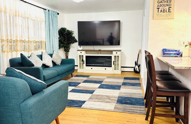 Modern LXY 3 BR entire Apt near Manhattan, NYC + Free Parking. Bus access to NYC