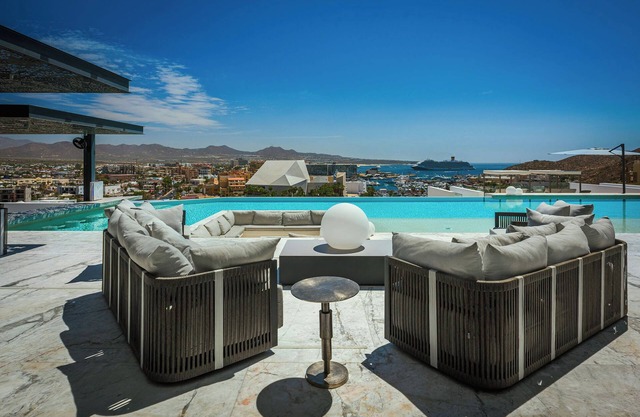 Modern Mansion- Pedregal