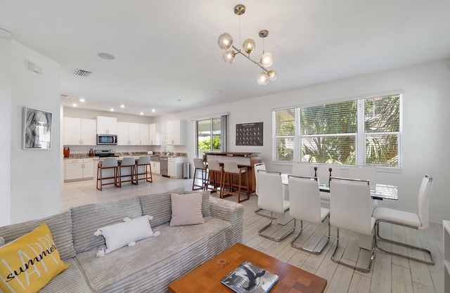 Modern, Mins to Beach and Downtown, Steps to Arlington Park