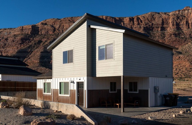 Modern mountain view house w/private hot tub!