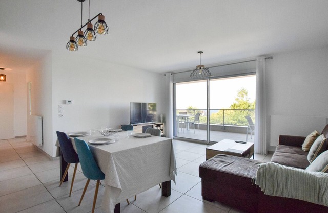 Modern new apartment with balcony and garage in Évian