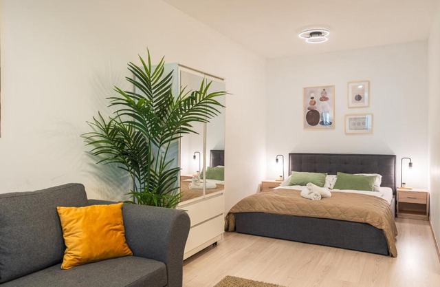 Modern Newly-built Home by the New York Cafe