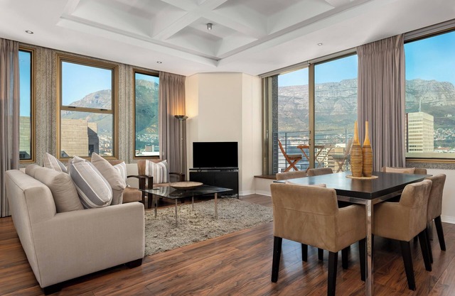 Modern & Open 2BR with Table Mountain & Lions Head Viewsn
