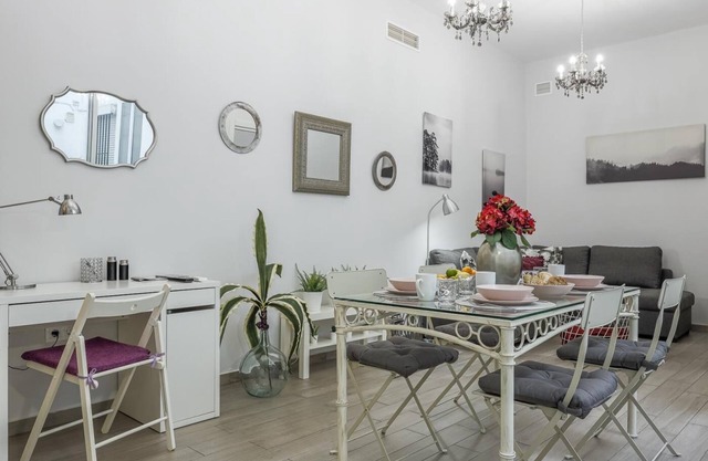 Modern & quiet apartment in typical Sevilla house