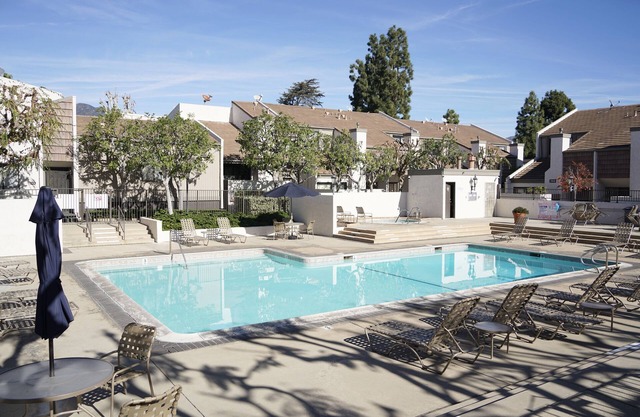 Modern Remodeled 3B3B Townhouse, Pet Friendly, Central Location, Private Baths