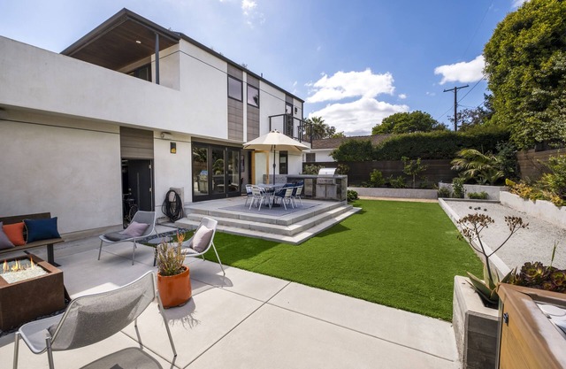 Modern Sea Escape - with A/C, steps to Shoreline Park, beach, Hot tub, Bocce Ball, Dog OK