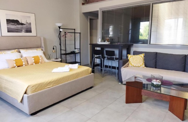 Modern & Spacious , Near Airport, Queen Bed, Pkg