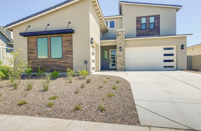 Modern & Spacious Queen Creek Home - Pet Friendly!