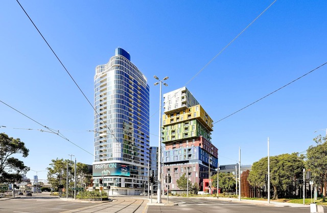 Modern St Kilda 2BR private parking & tram access