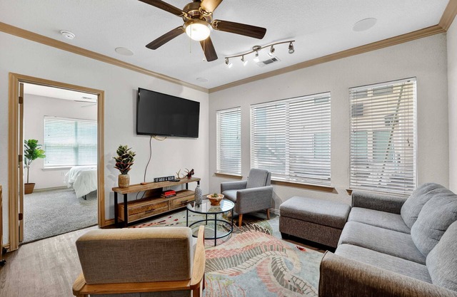 Modern Stay W/Resort-Style Perks | 0.7 Mi from UT!