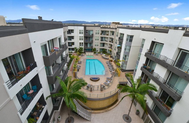 Modern Studio by the Ocean · Pool · Gym · Hot Tub · BBQ · Free Parking