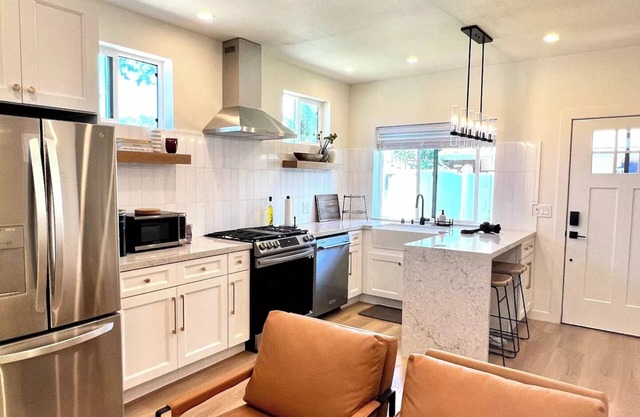 Modern Studio- Entire place to yourself! Full Kitchen/Washer/Dryer/500mbs WIFI