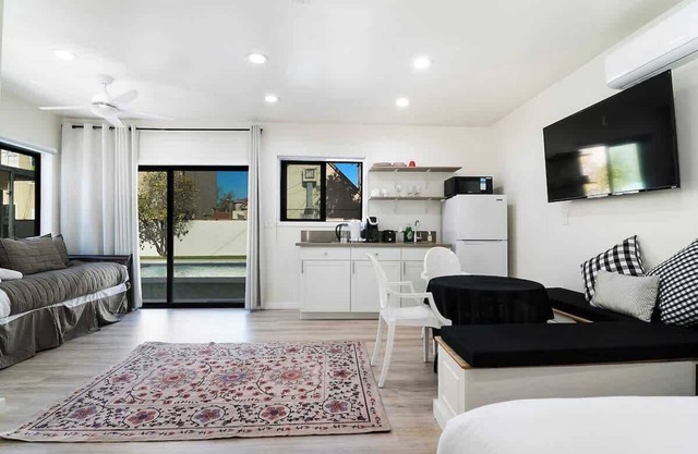 Modern Studio Suite w/Kitchen by Miracle Mile