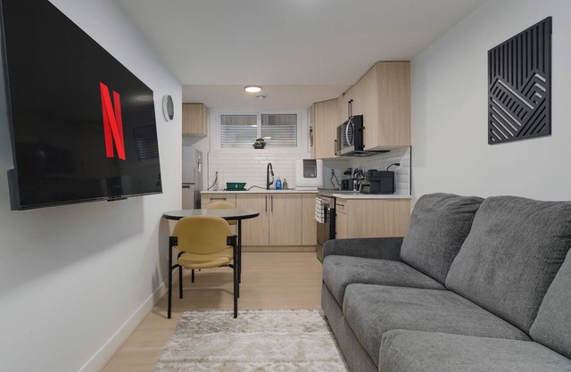 Modern Suite 2 by Royal Alex Hospital, LRT, Rogers| Free WiFi, Parking & Netflix