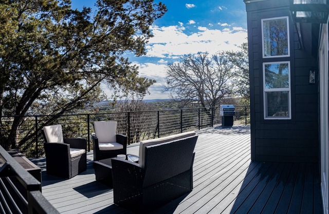 Modern Texas Hill Country Retreat. Minutes to lakes, hiking, wineries, and bars!