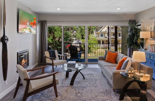 Modern TOP FLOOR Condo w/Park View + King Bedn