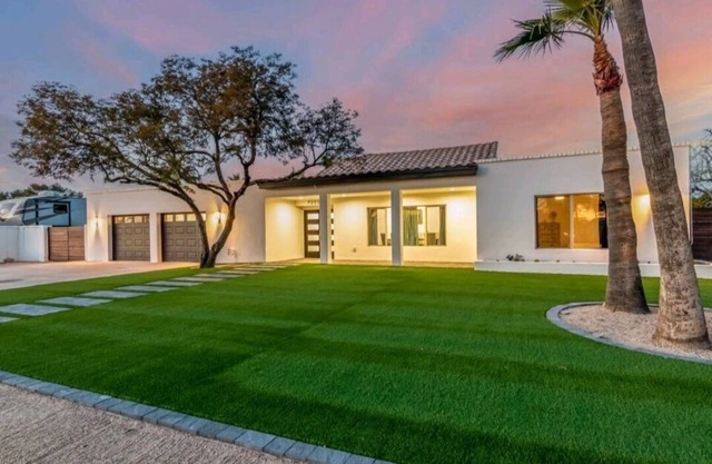 Modern Top Gun House in Arrowhead district. nHeated Pool/Outdoor BBQ/Bar/Games