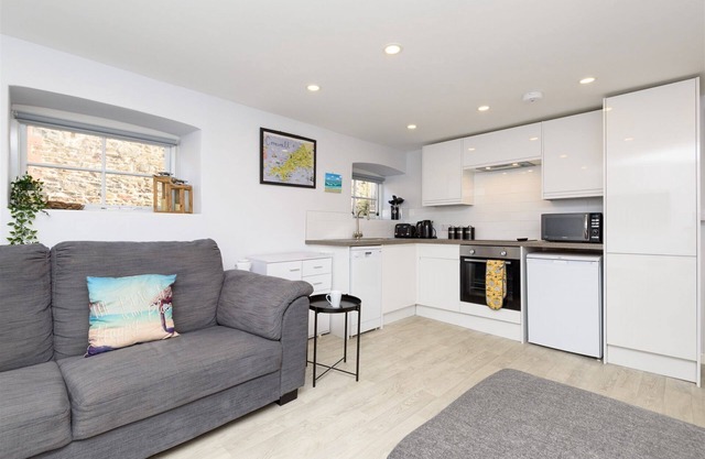 Modern town centre apartment, two minutes from the beach with free parking!