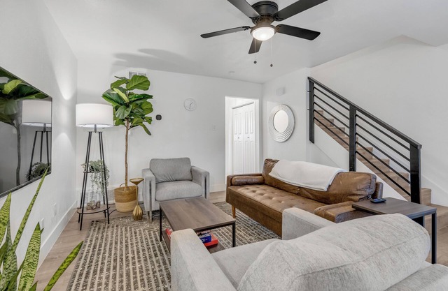 Modern Townhome w/Deck and Fast Wifi 7 min from AT&T Stadium