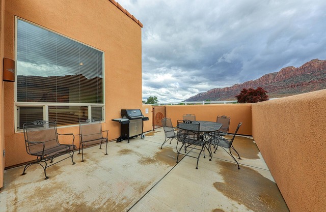 Modern Townhome with Seasonal Pool and Hot Tub - Views and Hiking Nearby
